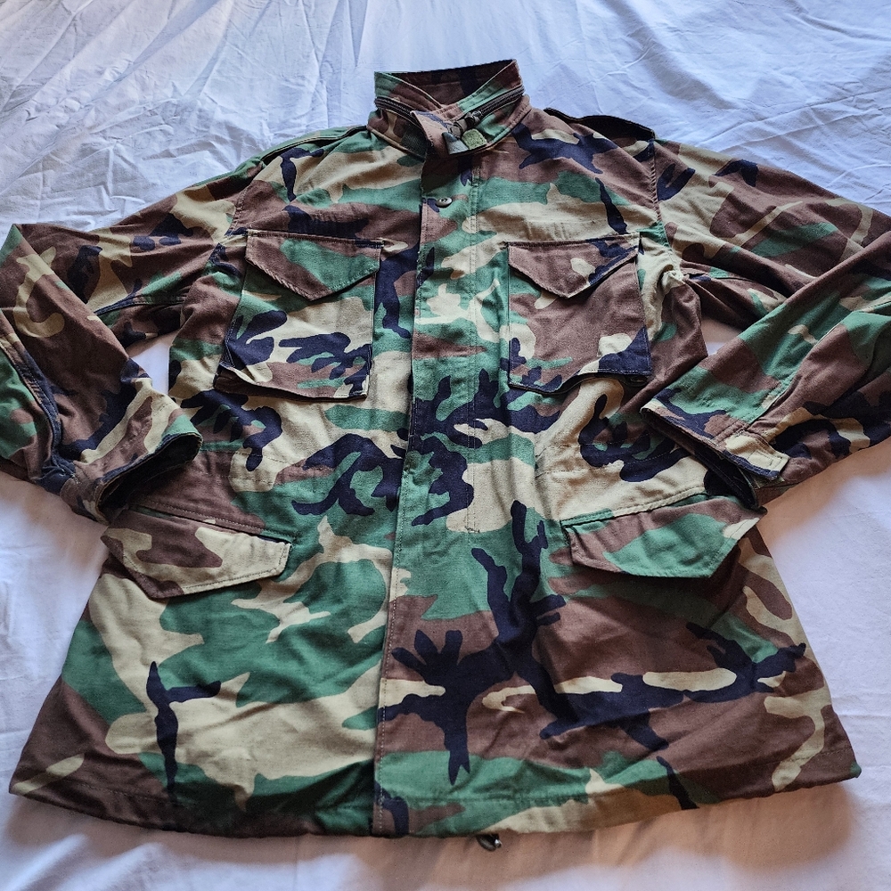 U.S ARMY COAT COLD WEATHER FIELD WOODLAND CAMOUFLAGE PATTERN GREEN/BROWN SIZE M